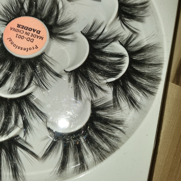 NWT Extra Long Fluffy Lashes - Picture 4 of 4
